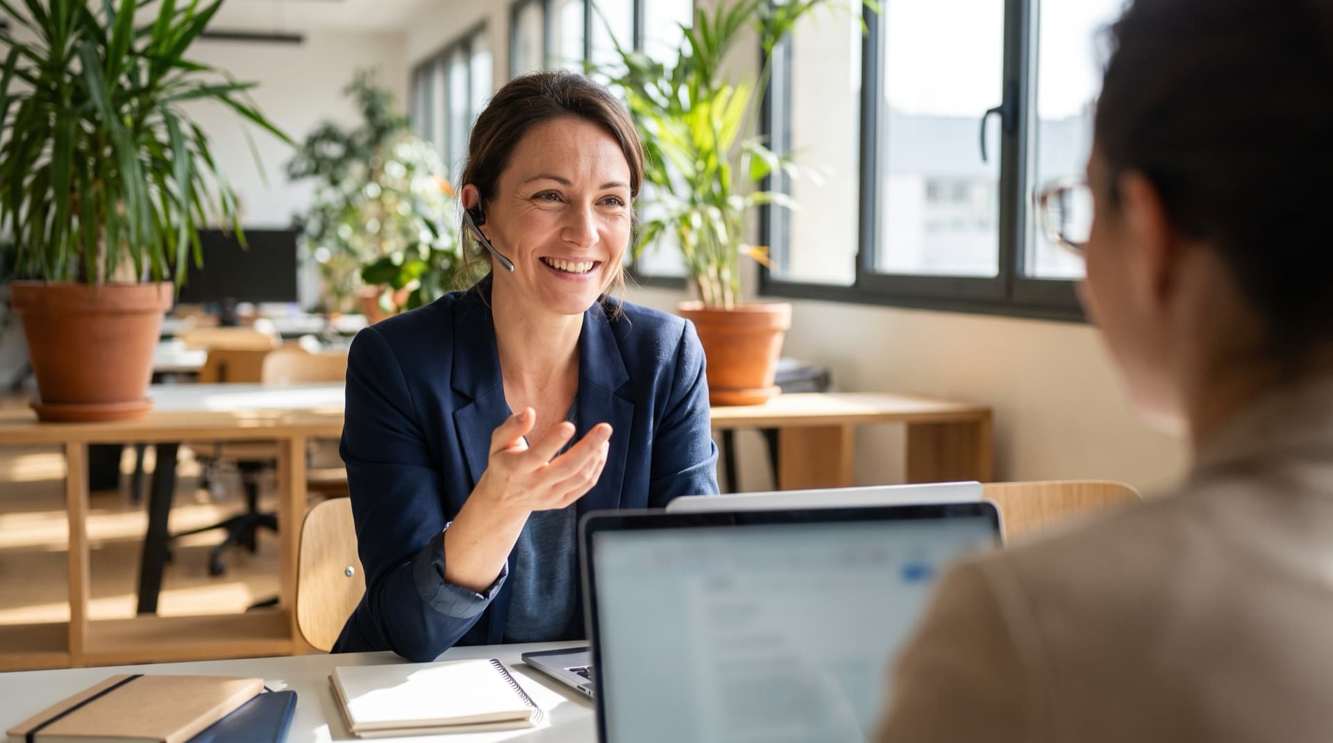 Une courtière Courtineo au téléphone avec un client