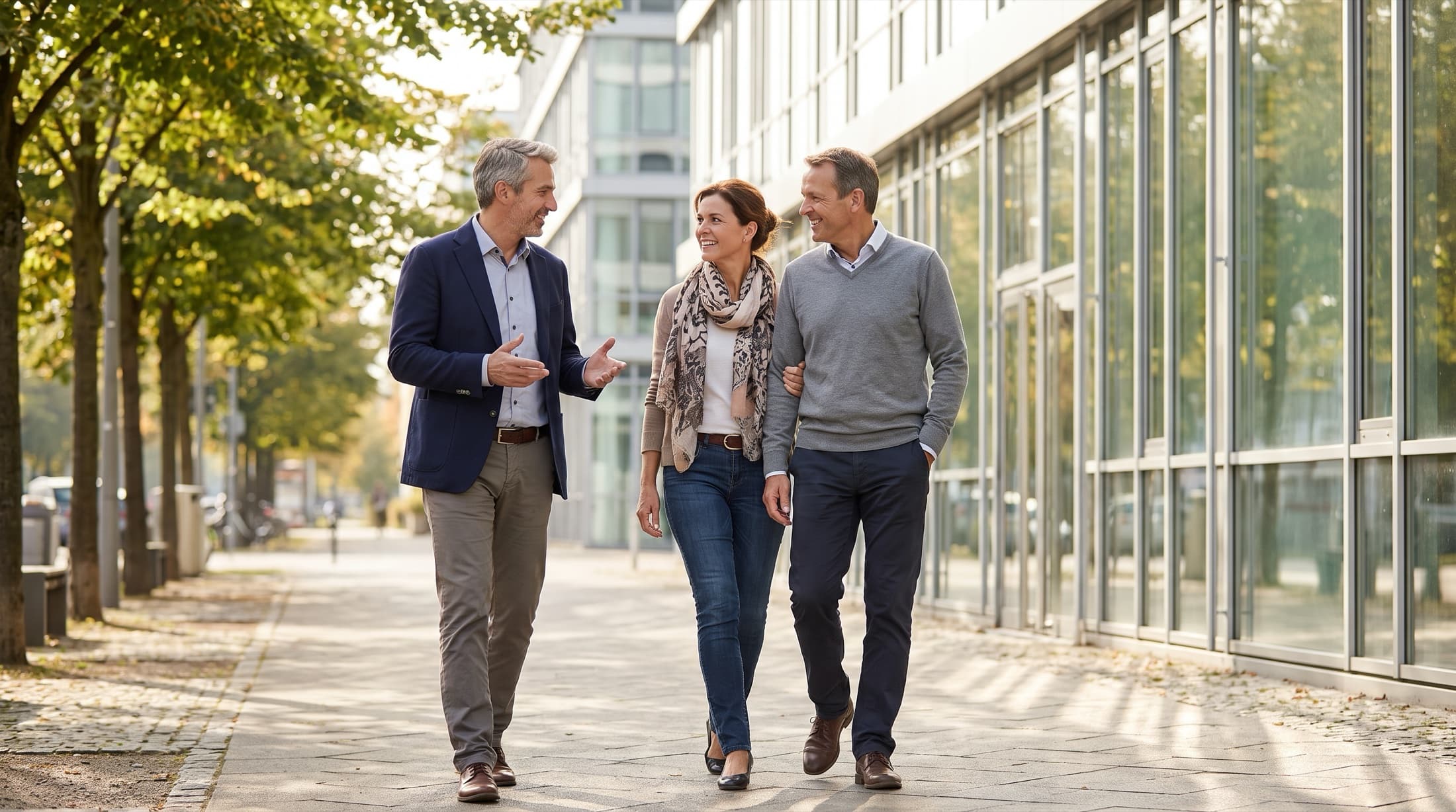 Un courtier Courtineo marche et échange avec un couple de clients