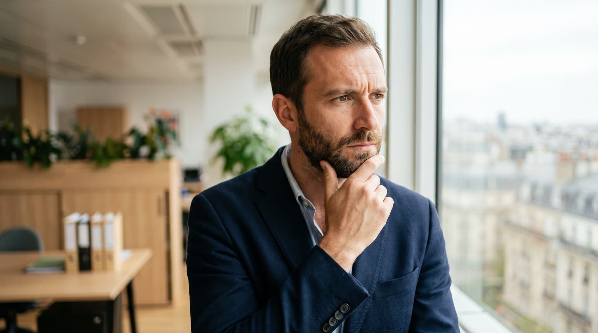 Un ancien banquier à la fenêtre d'un bureau, à un tournant