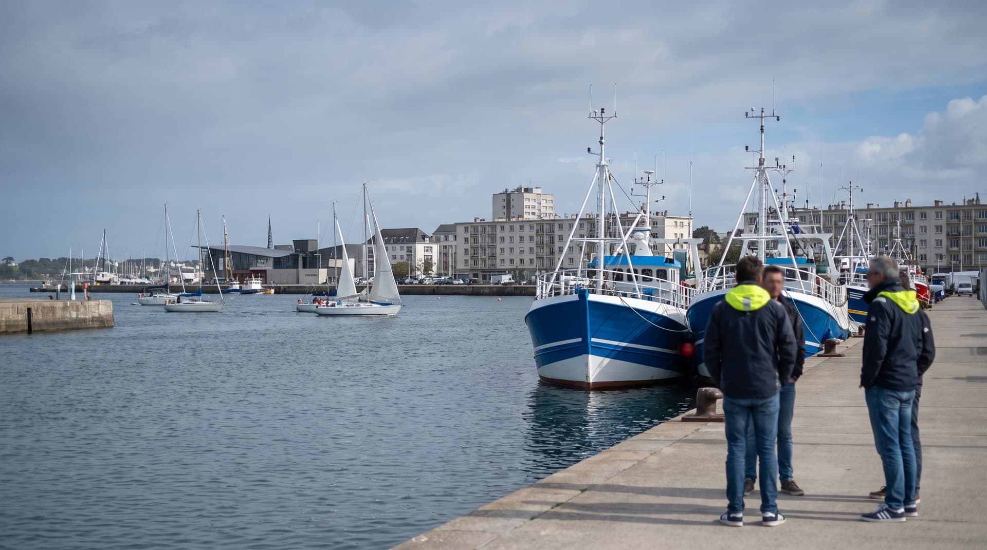 Des chalutiers à quai dans le port de pêche de Lorient