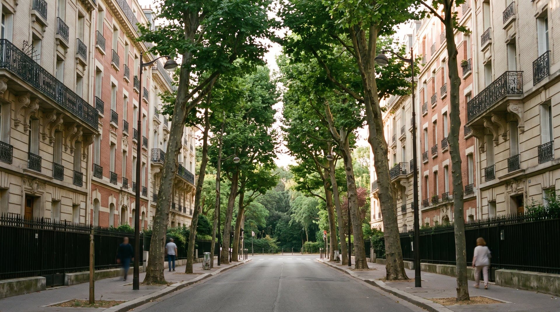 Une avenue résidentielle de Saint-Mandé bordée de platanes, en lisière du bois de Vincennes